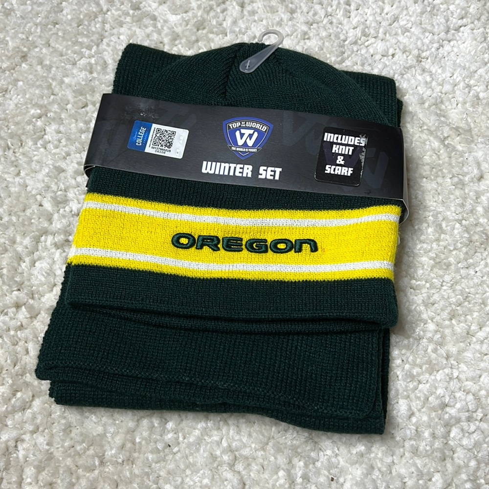 - Perfect Oregon ducks beanie hat and scarf set.  Brand new
